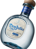 Primer plano de la característica botella baja de Tequila Don Julio Blanco.