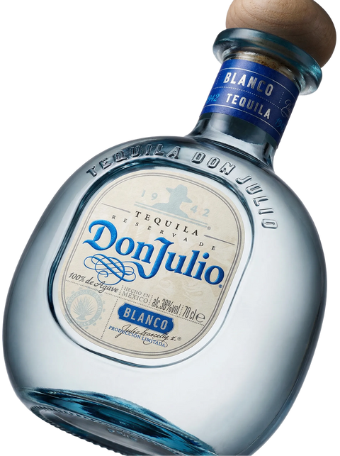 Primer plano de la característica botella baja de Tequila Don Julio Blanco.