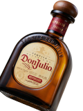 Primer plano de la característica botella baja de Tequila Don Julio Reposado.