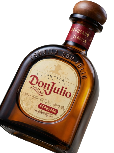 Primer plano de la característica botella baja de Tequila Don Julio Reposado.