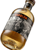 Primer plano de la botella redondeada de Tequila Espolón Reposado con su etiqueta artística.