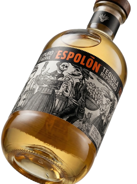 Primer plano de la botella redondeada de Tequila Espolón Reposado con su etiqueta artística.