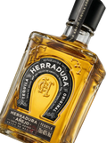 Primer plano de la robusta botella cuadrada de Tequila Herradura Añejo.
