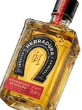 Primer plano de la robusta botella cuadrada de Tequila Herradura Reposado.