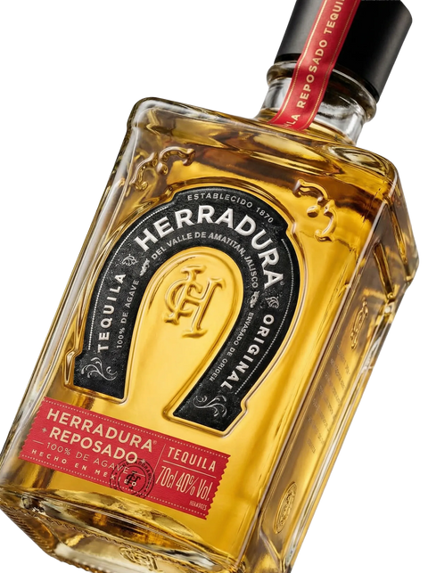 Primer plano de la robusta botella cuadrada de Tequila Herradura Reposado.