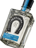 Primer plano de la robusta botella cuadrada de Tequila Herradura Silver.
