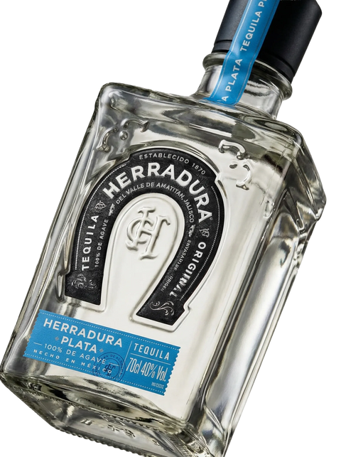 Primer plano de la robusta botella cuadrada de Tequila Herradura Silver.