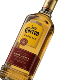 Primer plano de la botella clásica de Tequila Jose Cuervo Especial Silver transparente.