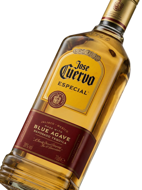 Primer plano de la botella clásica de Tequila Jose Cuervo Especial Silver transparente.