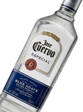 Primer plano de la botella clásica de Tequila Jose Cuervo Especial Silver transparente
