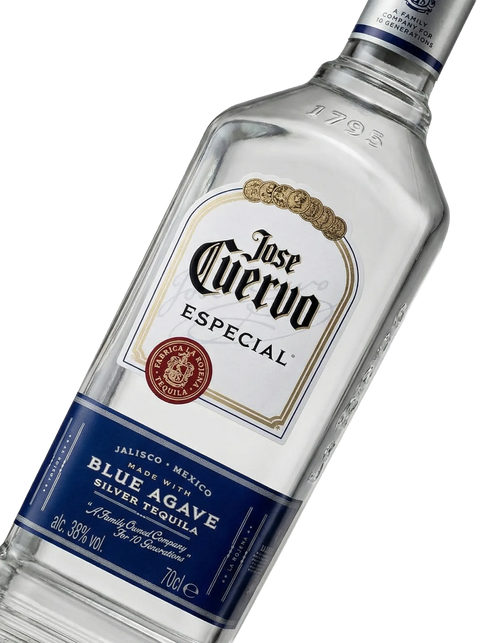 Primer plano de la botella clásica de Tequila Jose Cuervo Especial Silver transparente
