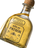 Primer plano de la icónica botella artesanal de Tequila Patrón Añejo.