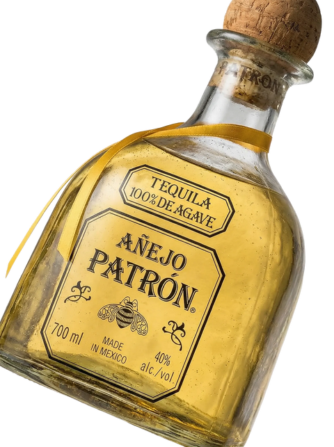 Primer plano de la icónica botella artesanal de Tequila Patrón Añejo.