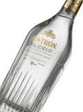 Primer plano de la elegante botella de cristal tallado de Tequila Patrón El Cielo.