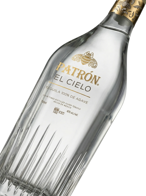 Primer plano de la elegante botella de cristal tallado de Tequila Patrón El Cielo.