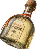 Primer plano de la icónica botella artesanal de Tequila Patrón Reposado.