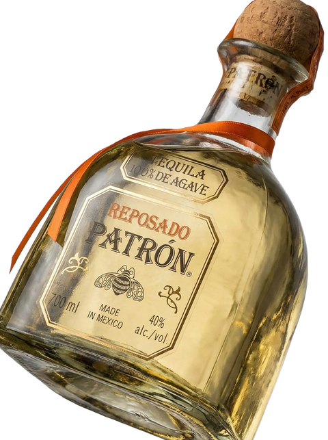 Primer plano de la icónica botella artesanal de Tequila Patrón Reposado.
