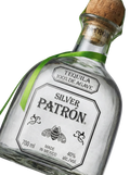 Primer plano de la icónica botella artesanal transparente de Tequila Patrón Silver.