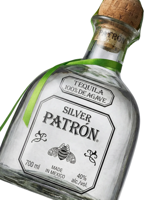 Primer plano de la icónica botella artesanal transparente de Tequila Patrón Silver.