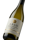 Primer plano de la etiqueta del vino blanco Abad Dom Bueno Godello Esencia, D.O. Bierzo.