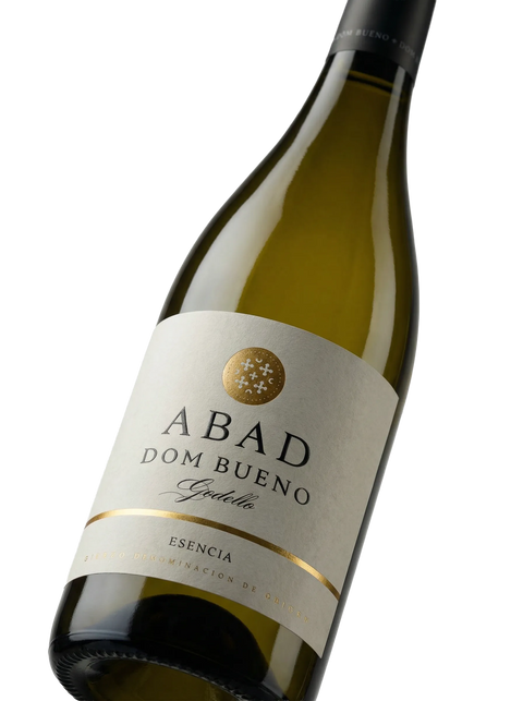 Primer plano de la etiqueta del vino blanco Abad Dom Bueno Godello Esencia, D.O. Bierzo.