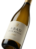 Primer plano de la etiqueta del vino blanco Abad Dom Bueno Godello, D.O. Bierzo.