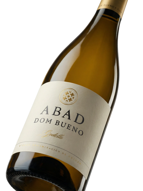 Primer plano de la etiqueta del vino blanco Abad Dom Bueno Godello, D.O. Bierzo.