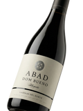 Primer plano de la etiqueta del vino tinto Abad Dom Bueno Laderas del Norte, D.O. Bierzo.