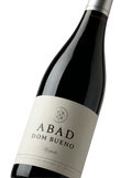 Primer plano de la etiqueta del vino tinto Abad Dom Bueno Mencía, D.O. Bierzo.