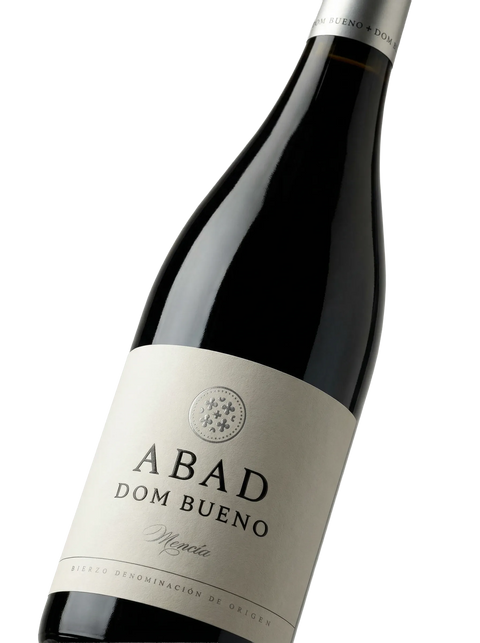 Primer plano de la etiqueta del vino tinto Abad Dom Bueno Mencía, D.O. Bierzo.