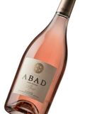 Primer plano de la etiqueta del vino rosado Abad Dom Bueno Rosé, D.O. Bierzo.