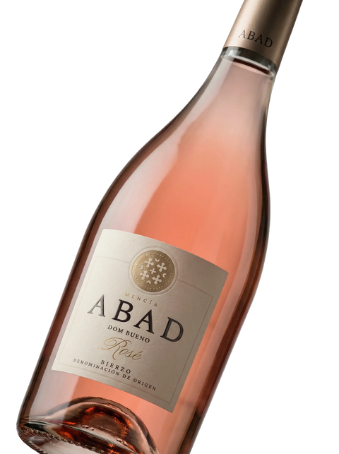 Primer plano de la etiqueta del vino rosado Abad Dom Bueno Rosé, D.O. Bierzo.