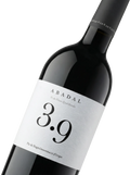 Primer plano de la etiqueta del vino tinto Abadal 3.9, D.O. Pla de Bages.