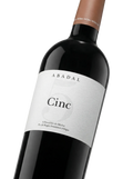 Primer plano de la etiqueta del vino tinto Abadal 5 Merlot, D.O. Pla de Bages