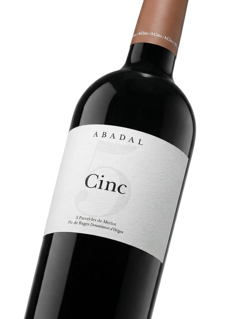 Primer plano de la etiqueta del vino tinto Abadal 5 Merlot, D.O. Pla de Bages