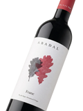 Primer plano de la etiqueta del vino tinto Abadal Franc, D.O. Pla de Bages.