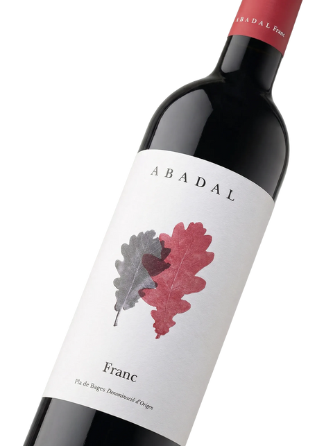 Primer plano de la etiqueta del vino tinto Abadal Franc, D.O. Pla de Bages.