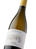 Primer plano de la etiqueta del vino blanco Abadal Picapoll, D.O. Pla de Bages.
