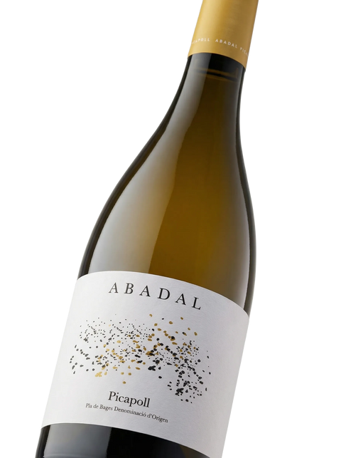 Primer plano de la etiqueta del vino blanco Abadal Picapoll, D.O. Pla de Bages.