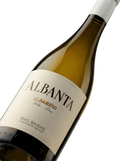 Primer plano de la etiqueta del vino blanco Albanta Albariño, D.O. Rías Baixas.