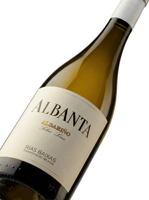 Primer plano de la etiqueta del vino blanco Albanta Albariño, D.O. Rías Baixas.