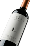 Primer plano de la etiqueta del vino tinto Alma Serena Barrica, D.O. Cariñena.