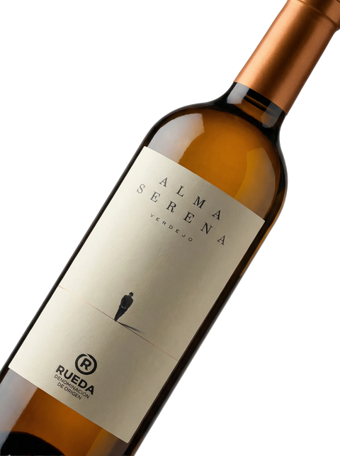 Primer plano de la etiqueta del vino blanco Alma Serena Verdejo, D.O. Cariñena.