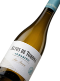 Primer plano de la etiqueta del vino blanco Altos de Torona Albariño, D.O. Rías Baixas.