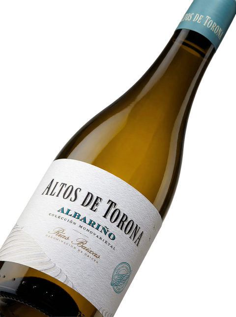 Primer plano de la etiqueta del vino blanco Altos de Torona Albariño, D.O. Rías Baixas.