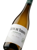 Primer plano de la etiqueta del vino blanco Altos de Torona Godello, D.O. Rías Baixas.