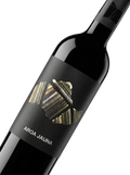 Primer plano de la etiqueta del vino tinto Aroa Jauna Crianza, D.O. Navarra.