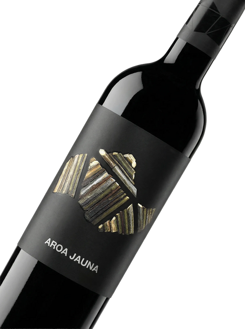 Primer plano de la etiqueta del vino tinto Aroa Jauna Crianza, D.O. Navarra.