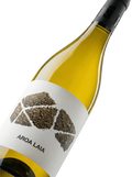 Primer plano de la etiqueta del vino blanco Aroa Laia, D.O. Navarra.