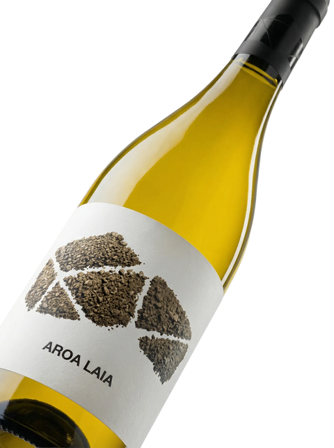 Primer plano de la etiqueta del vino blanco Aroa Laia, D.O. Navarra.